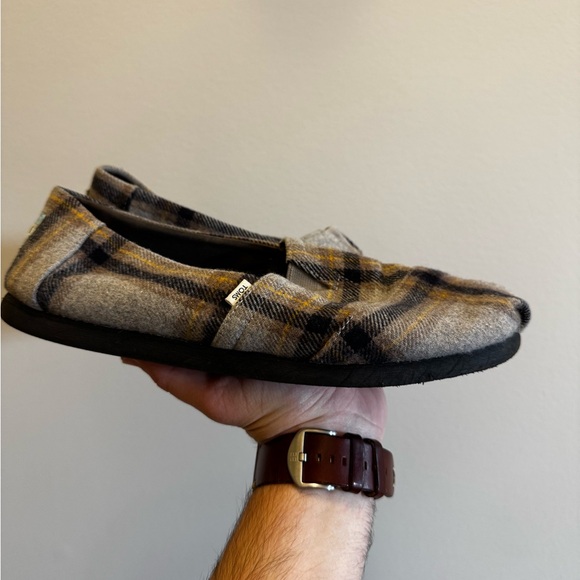Men’s Toms size 8. Grey with yellow and blue checkered pattern. - Picture 2 of 4